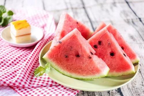 吃瓜群众笑看西瓜